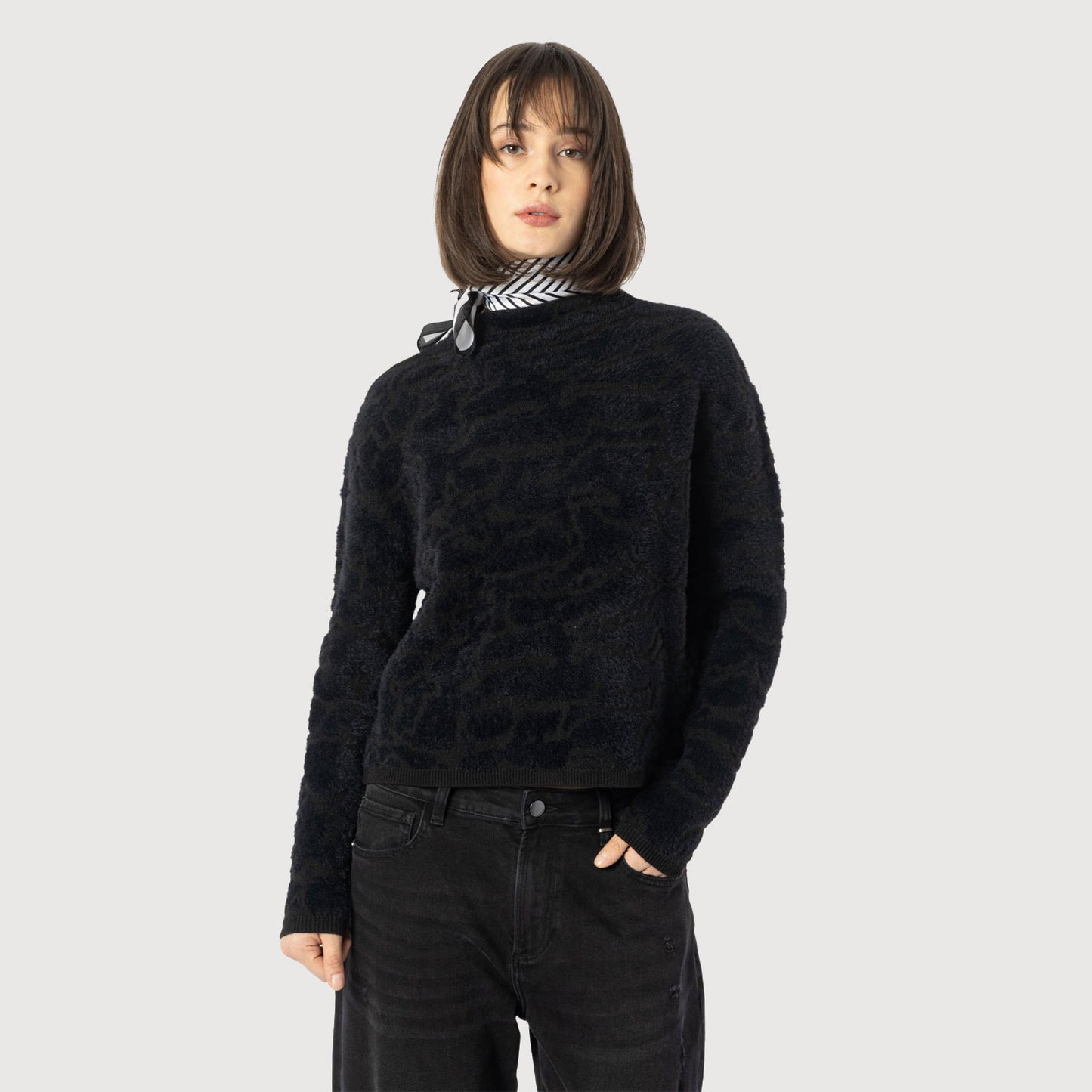 Elias-Rumelis-Damen-Sweater-MINE-253-4768-in-schwarz-01