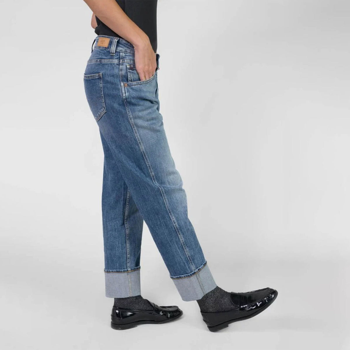 Pantalon coupe skinny avec bootcut pour femmes en Noir - HOPE Pantalon coupe skinny avec bootcut pour femmes en Noir - HOPE