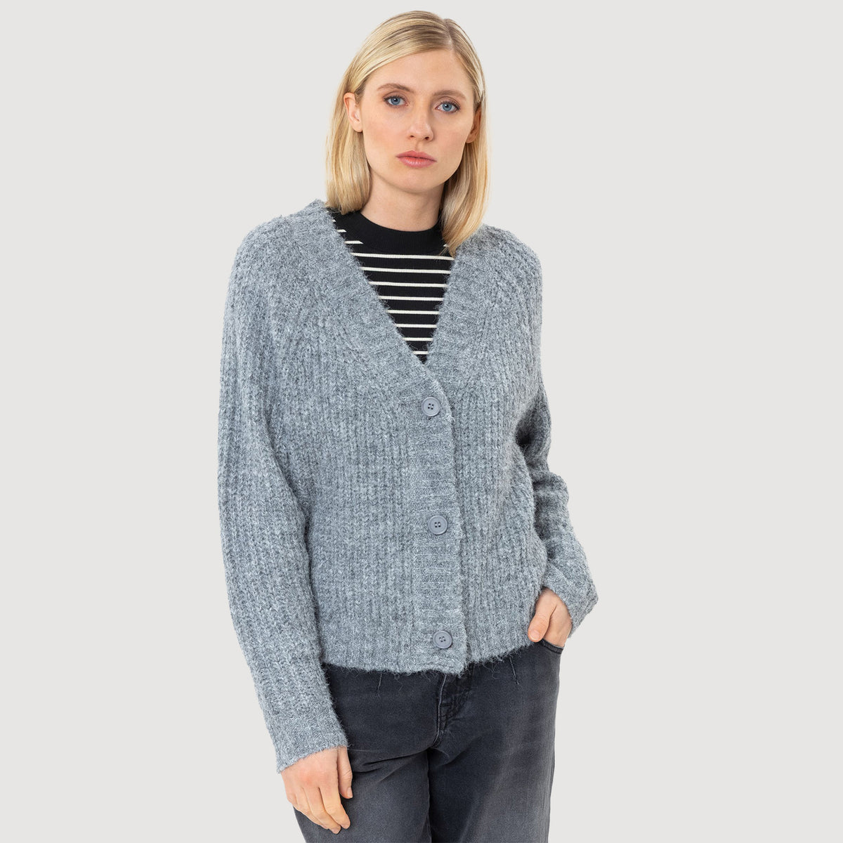 Herrlicher-Nathina-Cropped-Damen-Strickjacke-Grey-Melange-01