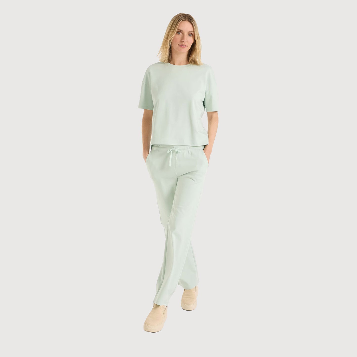 Juvia-Damen-Sweatpants-Elna-830-22-317-pastel-green-01