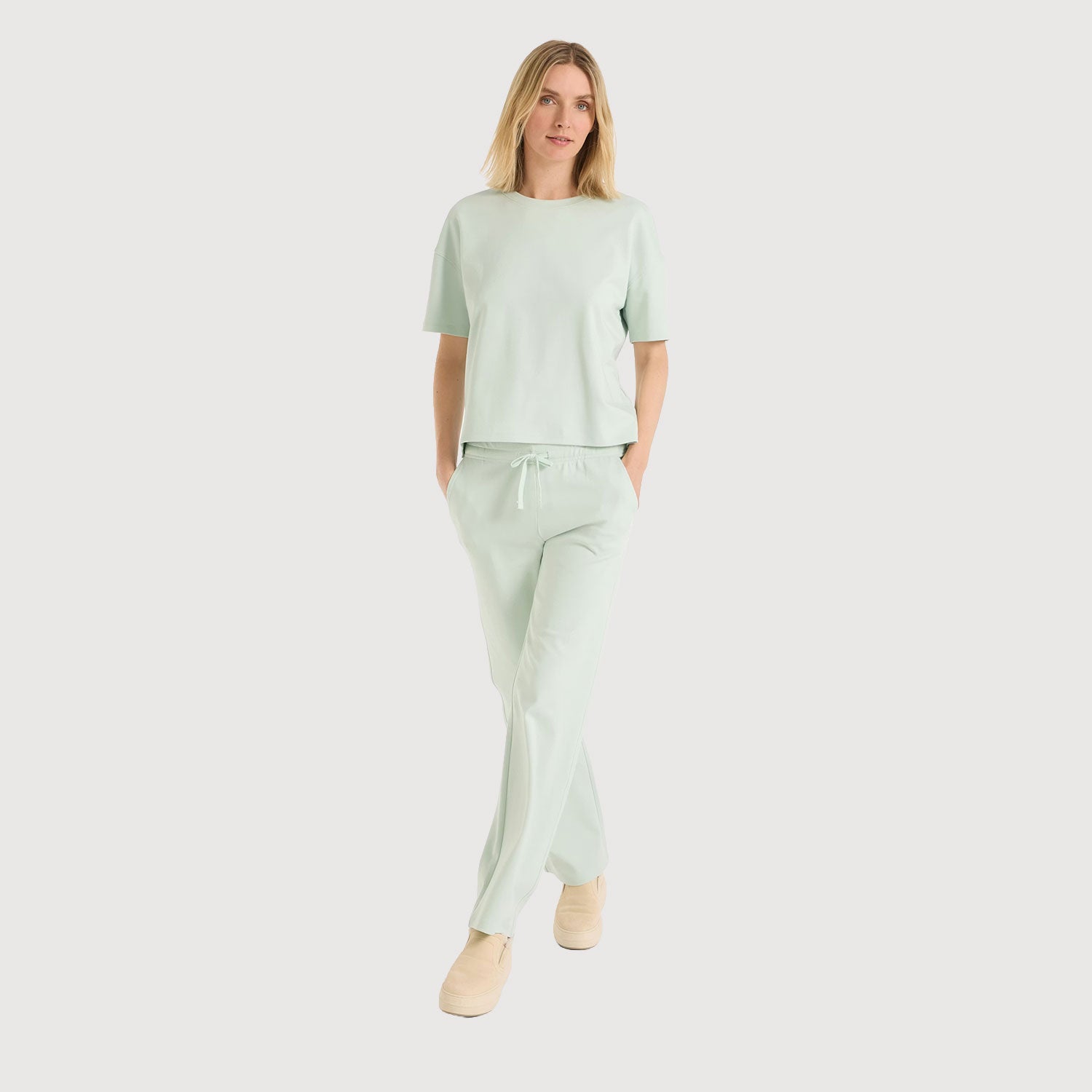 Juvia-Damen-Sweatpants-Elna-830-22-317-pastel-green-01