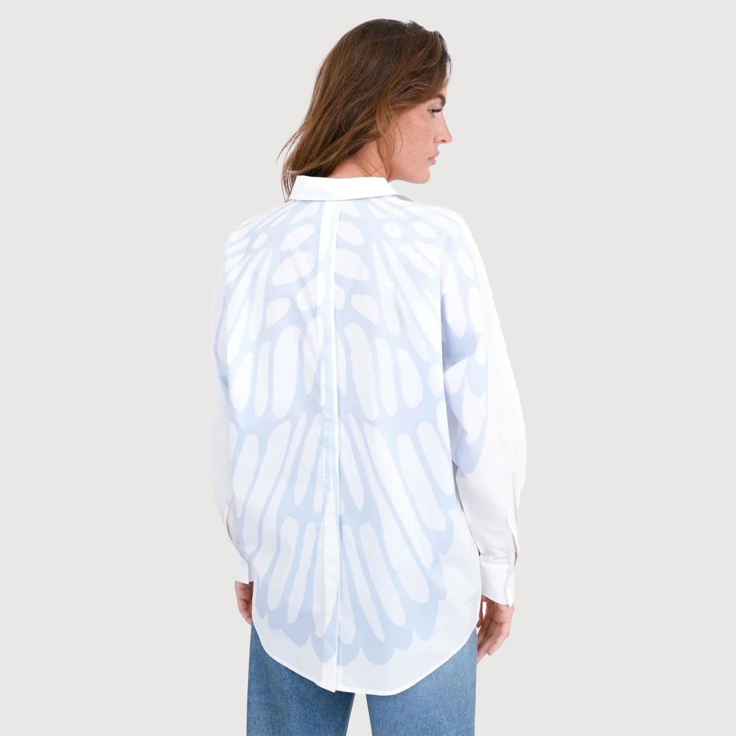 Love-Joy-Victory-Damen-Oversize-Bluse-mit-Rückenprint-Marbel-blue-ice-02