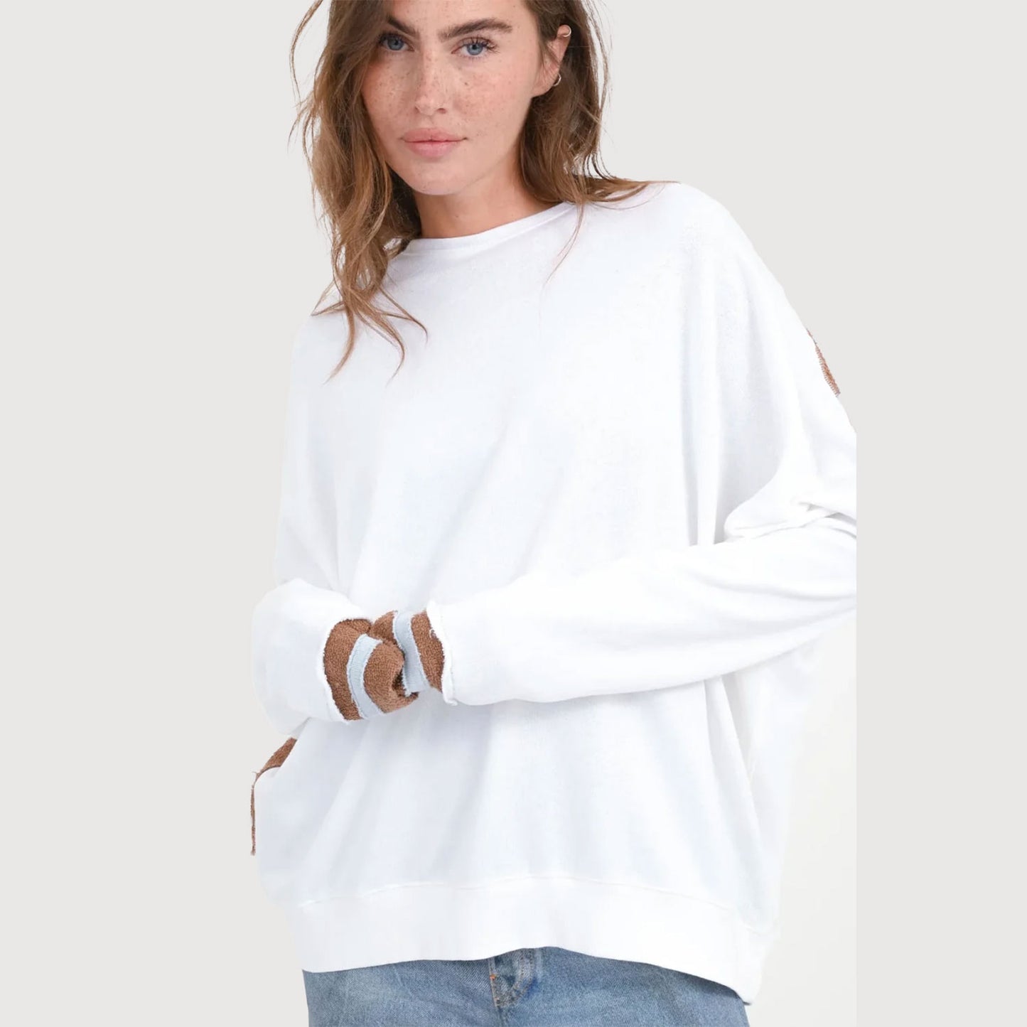 Love-Joy-Victory-Damen-Sweatshirt-Stern-Patches-Moa-weiß-01