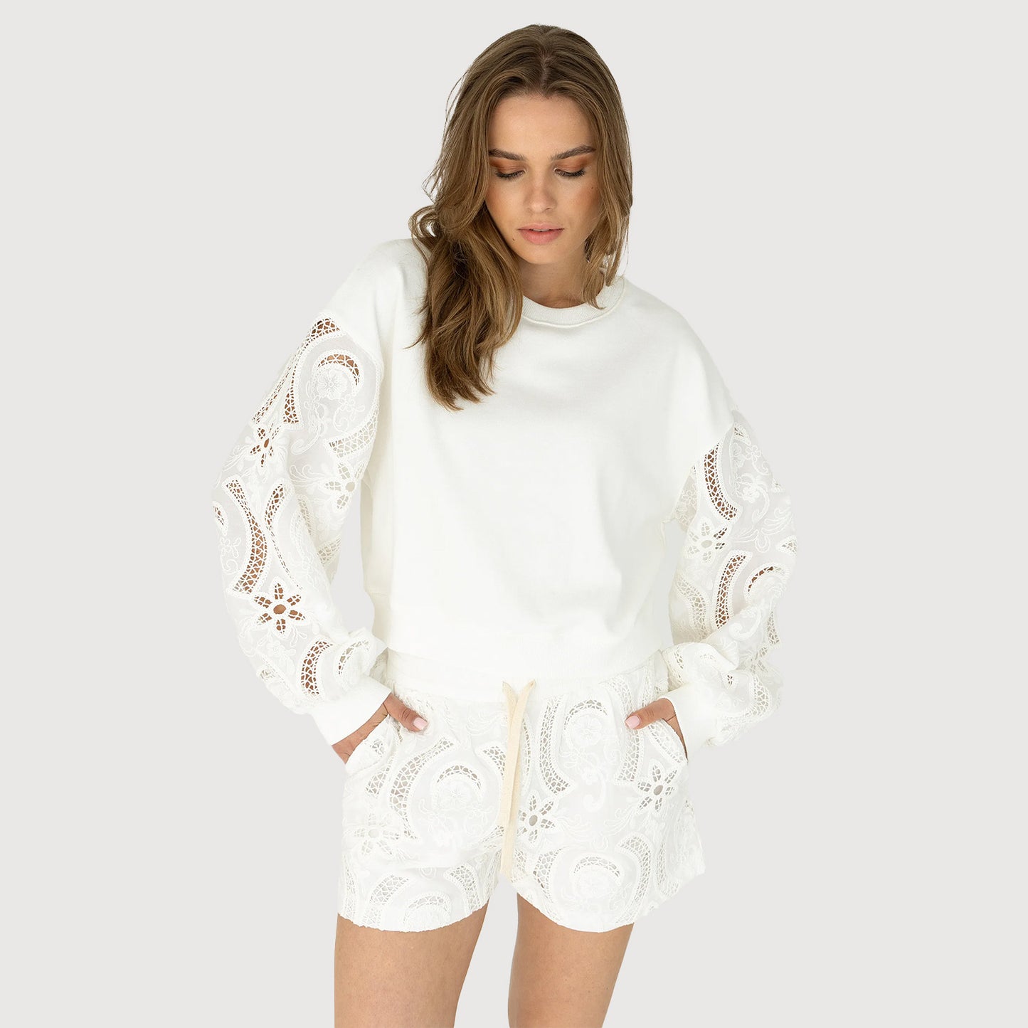 Moscow-Damen-Short-Lacie-114-02-Lacieshort-310_1-offwhite-01